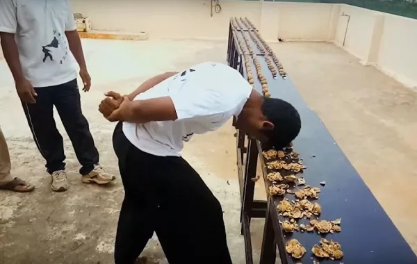 فيديو: هندي يكسر حبّات الجوز برأسه ويدخل موسوعة غينيس