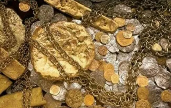 بالصور.. "حفرة موحلة" تكشف عن كنز ذهبي بإيطاليا
