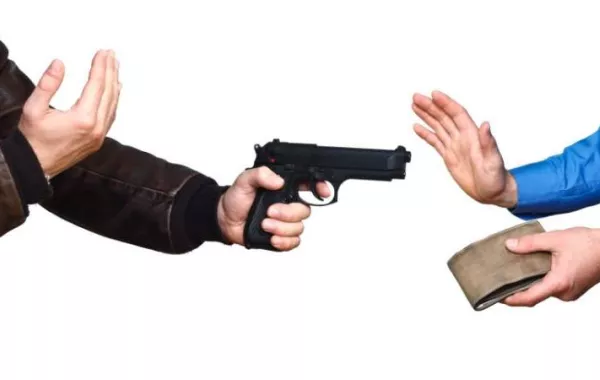 سرقت زوجها بمساعدة ثلاثة أشخاص