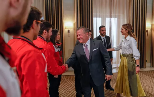 الملك والملكة يحيون الوفد الرياضي الأردني.jpg