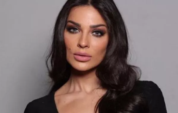 لماذا قال زوج نادين نجيم لها: "قولي بحب زوجي"؟