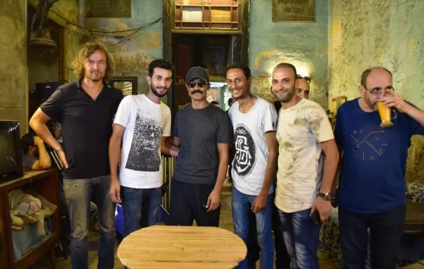 فريق عمل فيلم "يوم مصري" يفاجىء خالد النبوي بعيد ميلاده