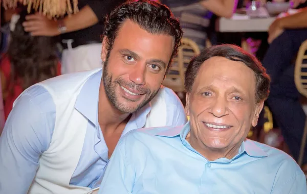 محمد إمام يغيّر ملامح والده باستخدام الفوتوشوب.. لماذا فعل ذلك؟