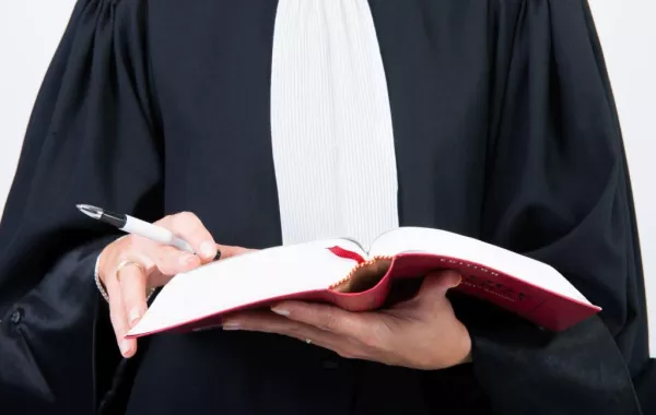 إلزام المحامين والمحاميات بارتداء المعطف الأسود