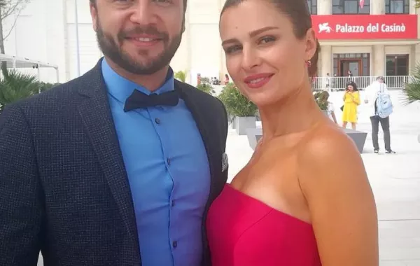 مكسيم خليل وسوسن أرشيد، في صورة خيالية على جناح طيارة؛ فكيف حدث هذا؟