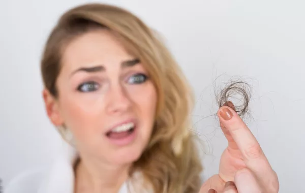 العلماء يكتشفون علاجًا جديدًا لمنع تساقط الشعر