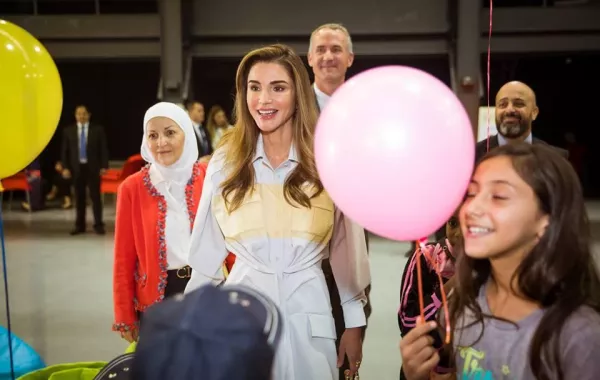 الملكة رانيا خلال زيارة إلى مهرجان يوميات لوني بالوني الذي تنظمه اليونيسف.jpg