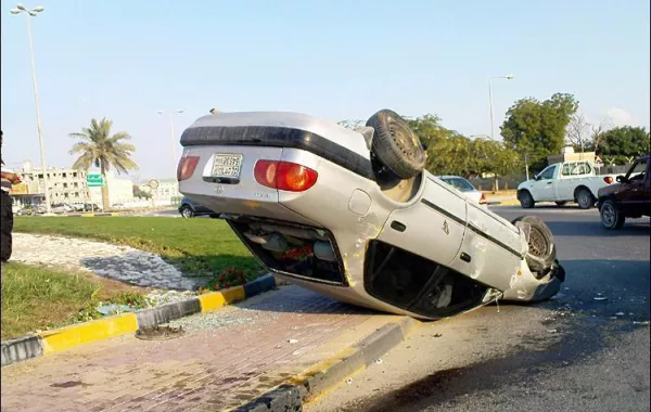 تَعَرَّضَ لحادثٍ.. فأنقذتْهُ مواطنة ونقلتْهُ بسيارتها إلى المستشفى