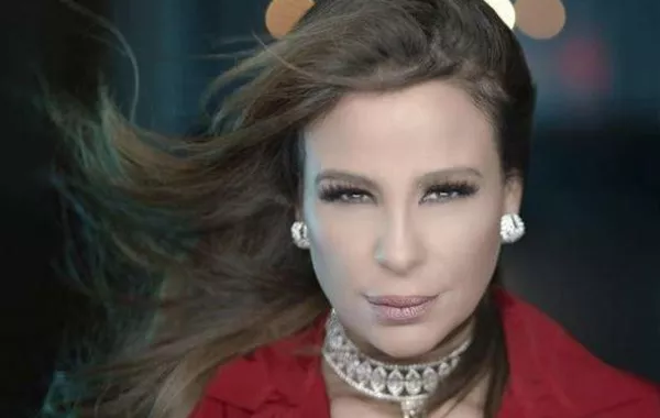في كليبها الجديد"مبروك لقلبي"..كارول سماحة بـ"لوك" جريء وصورة مغايرة عن إطلالاتها السابقة 