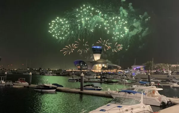 جزيرة ياس تزينت باللون الأخضر احتفالاً باليوم الوطني السعودي