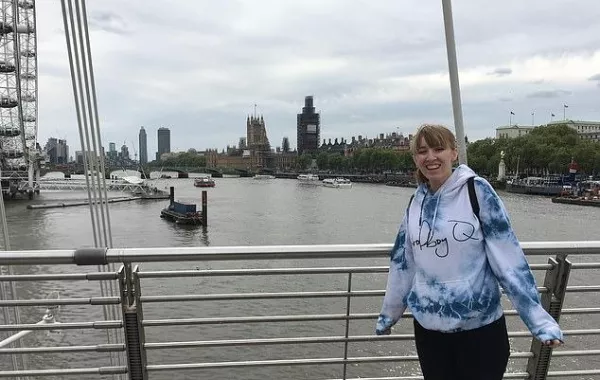 مرض نادر يمنع فتاة بريطانية من البكاء والاستحمام