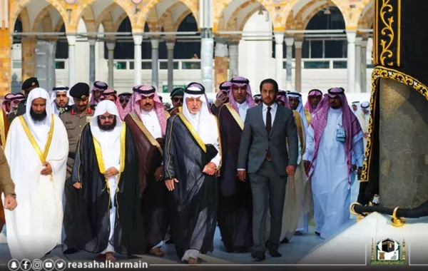الأمير خالد الفيصل يتشرف بغسل الكعبة المشرفة