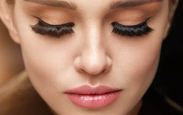 طرق تساعدكِ على إزالة الرموش الاصطناعية