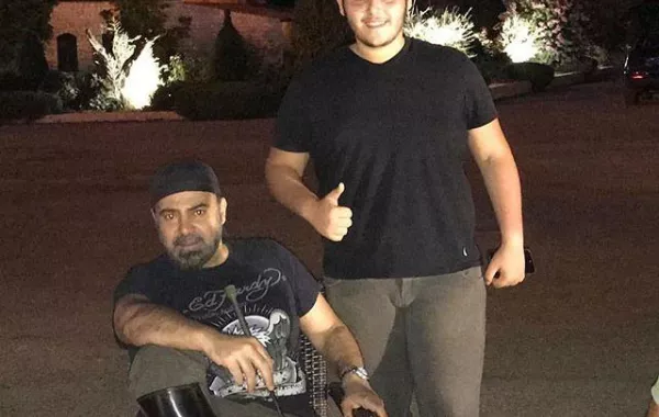 ابن عاصي الحلاني يشارك والده تسجيل أغنية جديدة.. فهل اتجه نحو الاحتراف؟