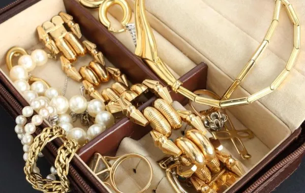 «مشغولات ذهبية» تدفع شاباً لقتل جدته