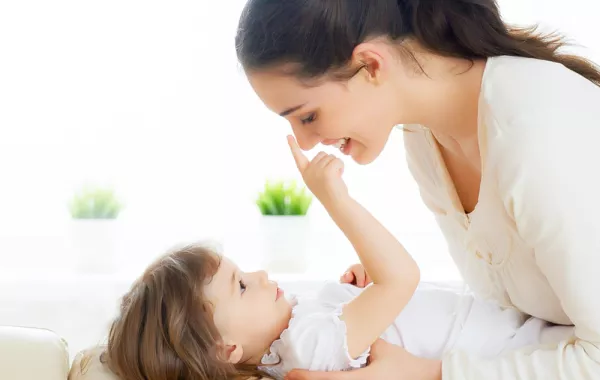 كيف تعلِّمين طفلك التعبير عن مشاعره؟