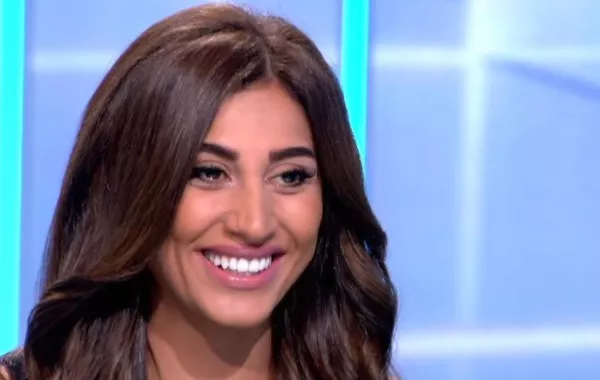 هذا ما فعلته دينا الشربيني عندما باركت لها زميلتها على زواجها بـ عمرو دياب