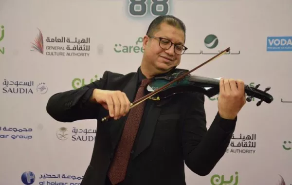 العازف محمود سرور يزفّ بشرى لجمهوره السعودي ويستعد لمهرجان الأوركسترا الكندية العربية
