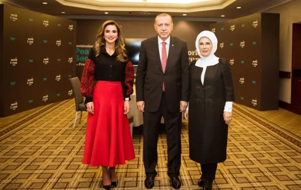 الملكة رانيا برفقة الرئيس التركي وعقيلته.jpg