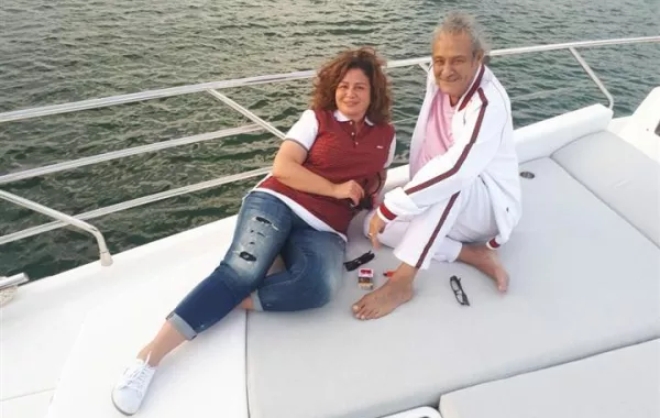 بالفيديو والصور: فاروق الفيشاوي يواجه "السرطان" برحلة بحرية مع إلهام شاهين وليلى علوي