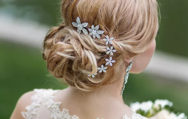 اكسسوارات فضية للشعر لإطلالة خاطفة للأنظار يوم الزفاف