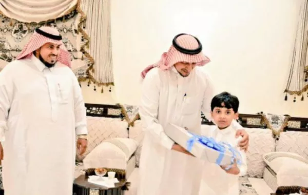 المدير العام للتعليم بمنطقة جازان يتفقد الطفل الذي هاجمته الكلاب الضالة