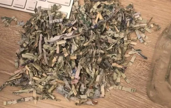 فيديو.. طفل يبلغ من العُمر "عامين" يُمزّق 1000 دولار بواسطة آلة تمزيق الورق!