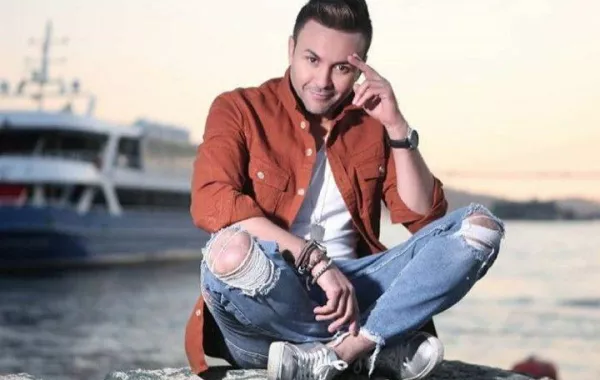 المطرب المغربي حاتم إيدار يستفتي جمهوره