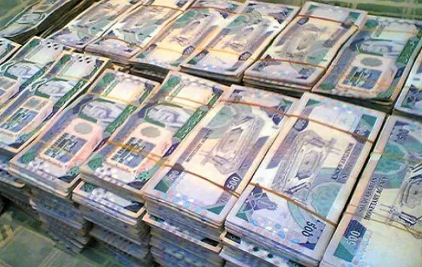 إمارة مكة: ضبط عصابة سرقت 600 ألف ريال من مسن سعودي
