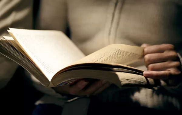 أعاد كتاباً بعد 84 عاماً من استعارته.. والمكتبة تعفيه من «غرامة التأخير»