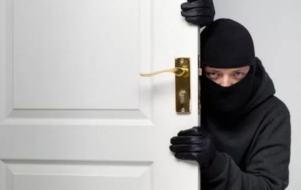 في جدة: 6 ملثمين يستولون على 600 ألف ريال من 3 مواطنين