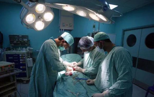 عملية دقيقة تنقذ يد شاب من البتر في جدة