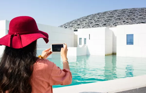 اللوفر أبوظبي يجمع بين السياحة والثقافة