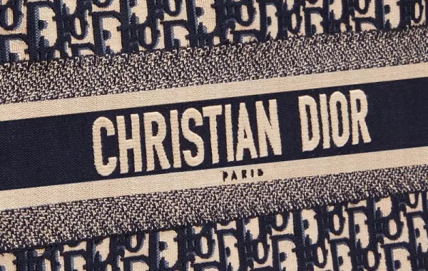 ديور تطلق فرصة تطريز الاسماء على حقيبة Dior Book Tote