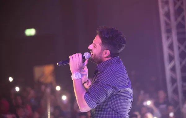 بالفيديو والصور: محمد حماقي يبكي تأثراً لوفاة عمته في أكبر حفلاته لطلاب إسكندرية
