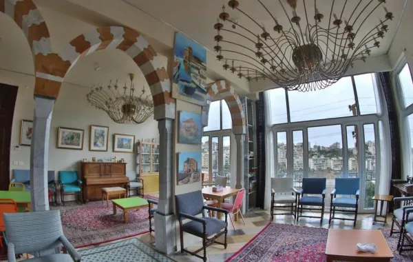 الماضي والحاضر في بيت الورد الدمشقي في لبنان