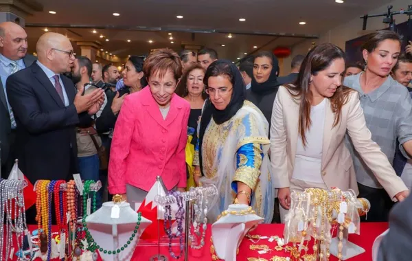 الأميرة بسمة تتفقد بعض المنتجات في البازار.jpg