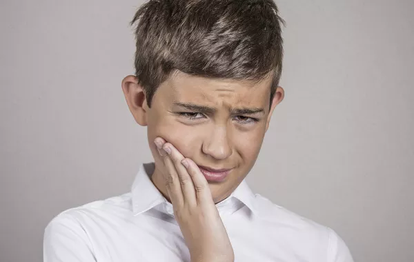 كيف تتصرفين إذا كسر سن طفلك الدائم؟