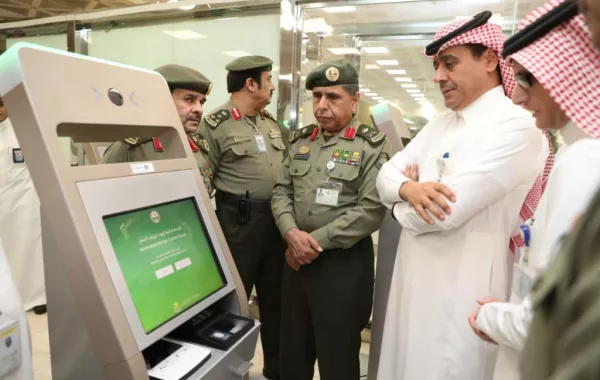 تدشين أجهزة الخدمة الذاتية في جوازات مطار الملك خالد الدولي