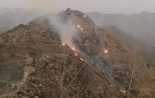 السيطرة على حريق في جبل العكس بمكة المكرمة