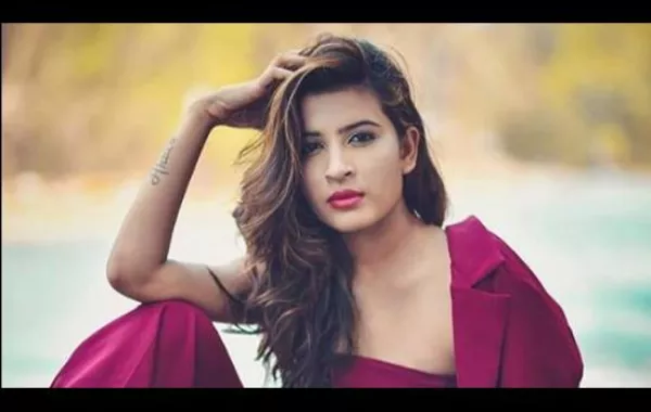 مقتل عارضة أزياء حسناء ورمي جثتها في الشارع داخل حقيبة