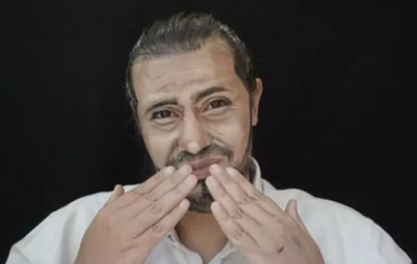خبيرة تجميل تستنسخ النجوم من خلال الماكياج