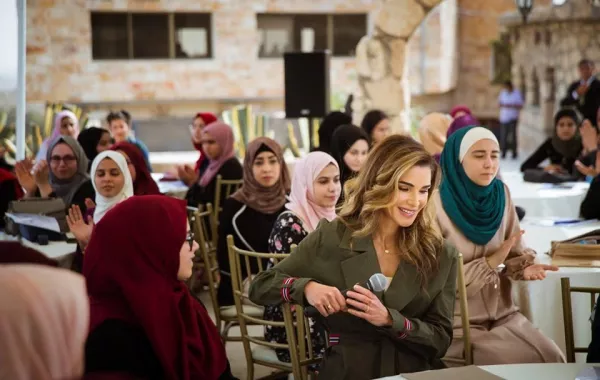 من لقاء الملكة رانيا مع الشباب المستفيدين من المنح الدراسية.jpg