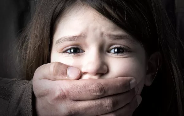 السجن 20 عامًا لمتهم هتك عرض طفلة وصور جريمته