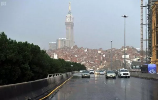 "العمليات الوطني" في مكة يحذر من السير في طريق "السيل"
