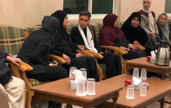 الملكة رانيا تزور بيوت عزاء الضحايا بحادثة البحر الميت