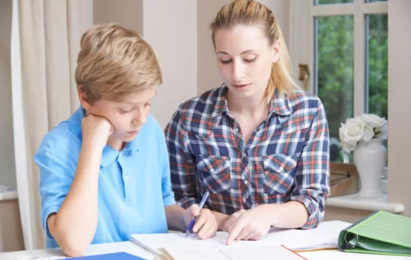 7 أخطاء تقعين فيها أثناء مذاكرة الدروس لطفلك