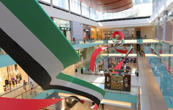 "دبي مول" يحتفل بيوم العلم مع تركيب "الألوان العائمة" بطول 180 متراً