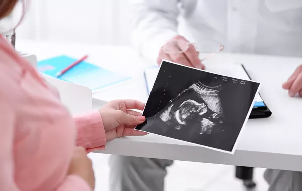 متى تبدأ أعراض الحمل خارج الرحم بالظهور؟