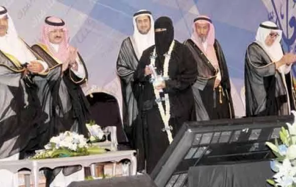 من هي "فوزية المغامسي" الحاصلة على جائزة أفضل معلم خليجي؟